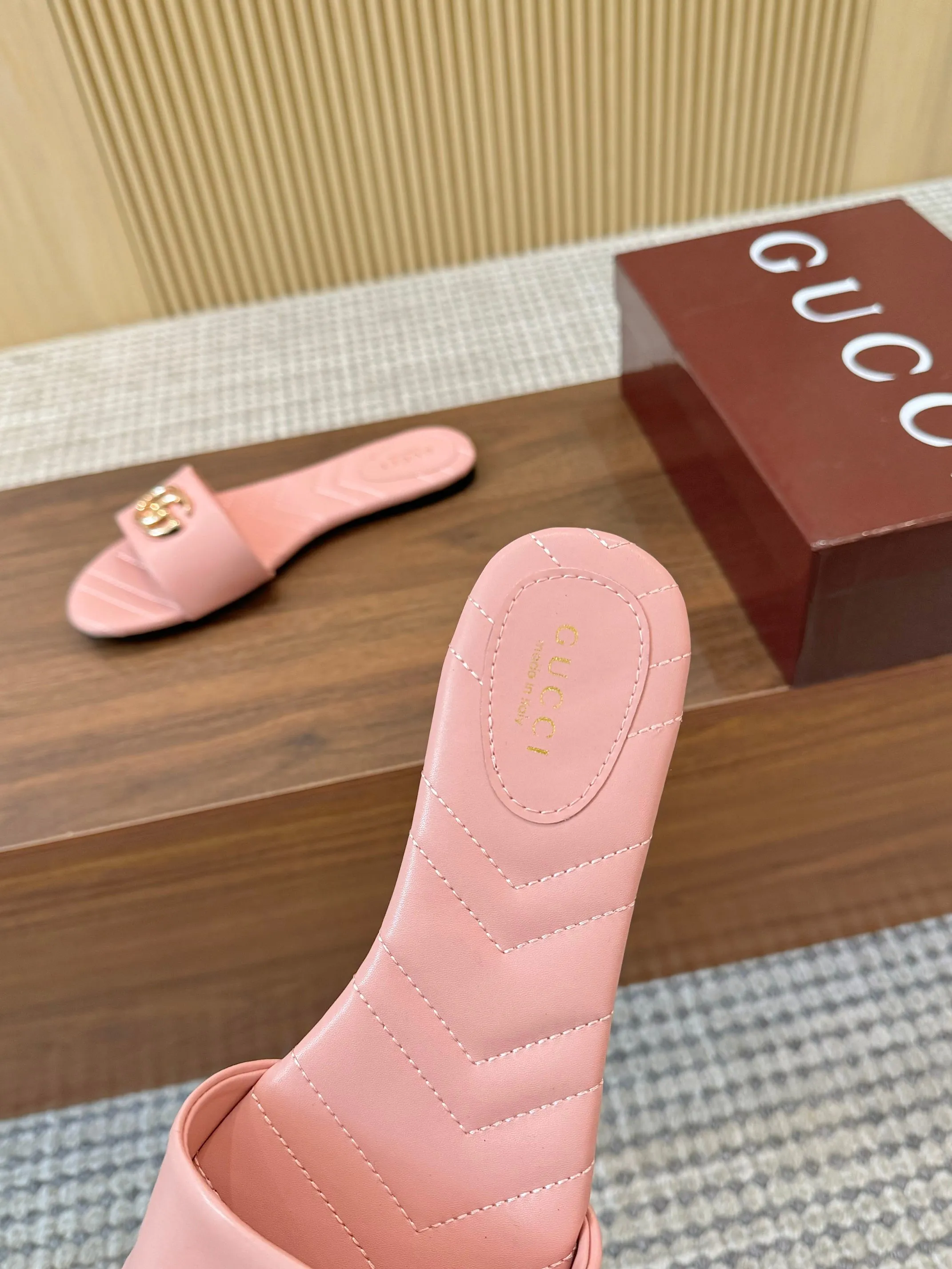 👟👟Ex-factory price 440👟👟 💯💯💯Gucci 2025 spring and summer latest popular slip-on sandals series... [Round toe] Latest double G buckle. Embroidery style Original quality 🍃Original European style, 💥perfect on the feet💃💃When worn with this shoe, it is elegant and crystal clear. No matter the materials of the accessories, they are all customized one by one. You must go to get the original version. The whole series is full of exciting and innovative elements. The texture of different materials, the texture of the materials, and the expression of the materials have a strong artistic atmosphere... ❶ Upper: imported cowhide ❷ Inner lining: customized imported sheepskin ❸ Foot pads: customized imported sheepskin ❹ Outsole: imported Italian genuine leather outsole ❺ Heel height: 1.5CM ❻ Packaging: Original full set of packaging ❼ Code number: 35-43 (41.42.43 customized is not returnable)